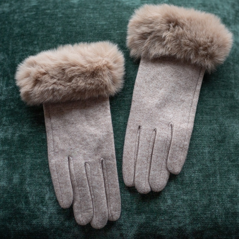 New Women's Text Touchscreen Beige Gloves Faux Fur Cuff Winter Fashion Luxury